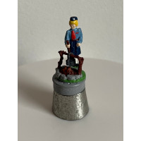 Винтажный коллекционный наперсток из пьютера Girl Guide от McMillan & Wife с объемной фигуркой девочки, кипятящей чайник на костре