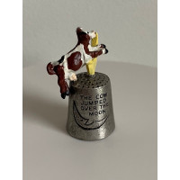 Винтажный коллекционный наперсток из пьютера Hey Diddle Diddle от Warwick Models с объемной фигуркой коровы, прыгающей через луну и надписью народной потешки