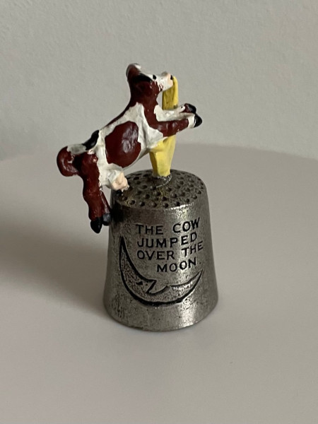 Винтажный коллекционный наперсток из пьютера Hey Diddle Diddle от Warwick Models с объемной фигуркой коровы, прыгающей через луну и надписью народной потешки