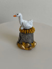Винтажный коллекционный наперсток из пьютера The Goose and The Golden Eggs с объемной фигуркой гуся, несущего золотые яйца, басня Эзопа о гусе