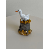 Винтажный коллекционный наперсток из пьютера The Goose and The Golden Eggs с объемной фигуркой гуся, несущего золотые яйца, басня Эзопа о гусе