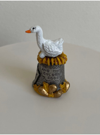 Винтажный коллекционный наперсток из пьютера The Goose and The Golden Eggs с объемной фигуркой гуся, несущего золотые яйца, басня Эзопа о гусе