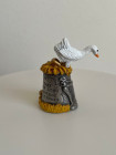Винтажный коллекционный наперсток из пьютера The Goose and The Golden Eggs с объемной фигуркой гуся, несущего золотые яйца, басня Эзопа о гусе