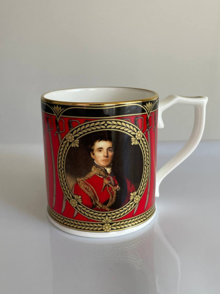 Винтажная фарфоровая кружка для чая и кофе Waterloo 200, выпущенная к 200-летию битвы при Ватерлоо. Декорирована вручную. Англия, 2015 год