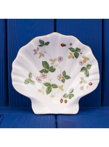 Винтажное блюдце в форме раковины дизайна Wild Strawberry от Wedgwood. Англия, вторая половина 20-го века.