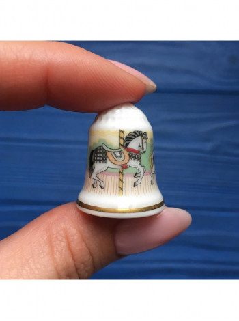 Коллекционный винтажный наперсток Carousel, изготовленный Royal Doulton специально для Thimble Collectors Club.  Англия, 1990 год