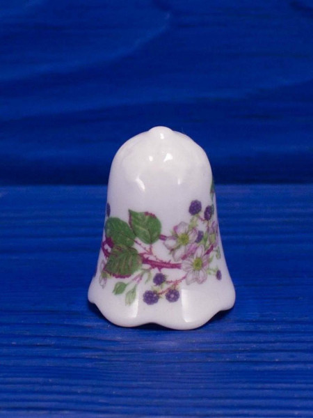 Коллекционный винтажный наперсток Bramble Blossom от Royal Court, Thimble Collectors Club, Англия, 1987 год