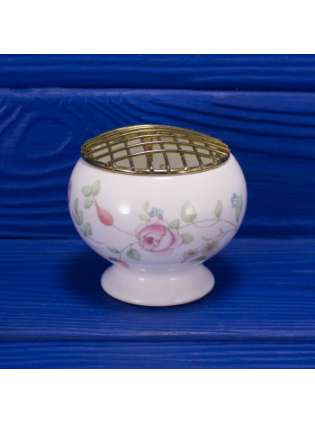 Фарфоровая вазочка с сеткой для цветков с нежным дизайном Rosehip от Wedgwood