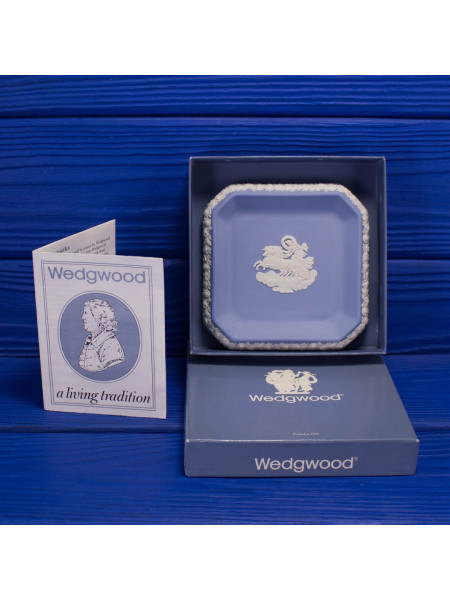 Коллекционная тарелка от Wedgwood с изображением колесницы в оригинальной коробочке