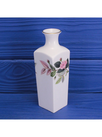 Миниатюрная ваза из костяного фарфора дизайна Hathaway Rose от Wedgwood