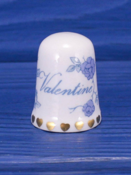 Коллекционный винтажный наперсток Saint Valentines Day с изображением голубых цветов и золотых сердечек от Caverswall