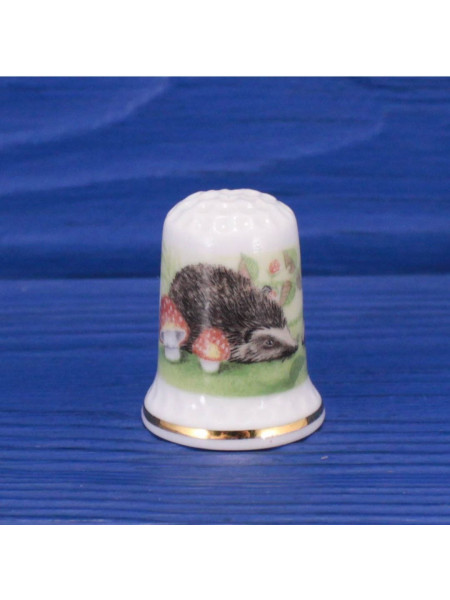 Коллекционный наперсток Hedgehogs с изображением ежей и грибов, изготовленный Hampshire Hall 