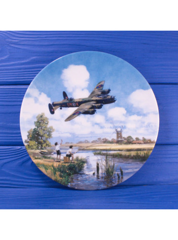 Тарелка номер 4646 B Lancaster Low Overhead серии Heroes of the Sky от Royal Doulton