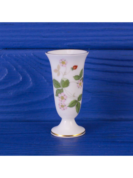 Миниатюрная ваза дизайна Wild Strawberry от Wedgwood