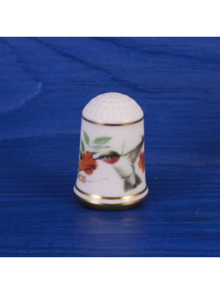 Винтажный наперсток Ruby-Throated Hummingbird (Archilochus colubris) коллекционной серии Garden Birds от Franklin Porcelain. Вручную декорирован золотом 24 К.