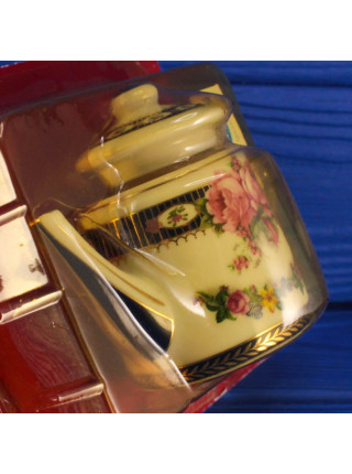 Миниатюрный чайник с розами коллекционной серии Miniature Teapot Collection от Porcelain Art