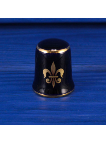 Наперсток с золотым рисунком на кобальте от Limoges. Fleur-de-lis (цветок лилии) - это геральдический символ Франции