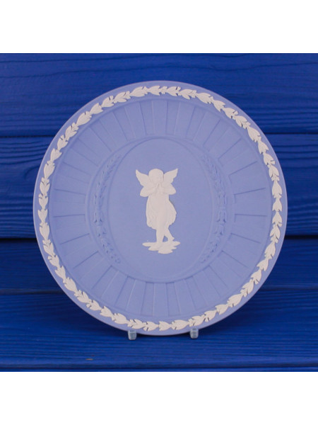 Винтажная коллекционная тарелка из бисквитного фарфора от Wedgwood редкого дизайна с изображением играющего на дудочках