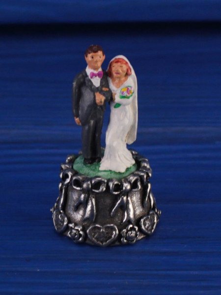 Коллекционный наперсток из пьютера в виде фигурок молодоженов от Warwick Thimbles