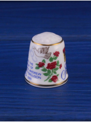 Винтажный коллекционный наперсток, выпущенный в 1986 году Sutherland China в честь празднование помолвки принца Эндрю и Сары Фергюсон