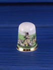 Коллекционный винтажный наперсток Newborn Lambs (Pastoral), изготовленный Caverswall специально для Thimble Collectors Club. Англия, 1990-е годы