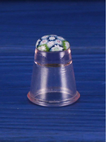 Напёрсток розового цвета из стекла Caithness Glass