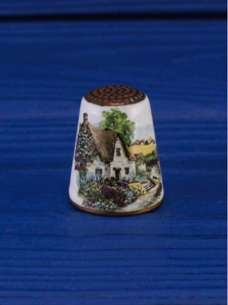 Коллекционный наперсток из меди Cottage от Anthony Nicholls с изображением коттеджа в цветочном окружении