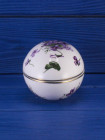 Шкатулка в форме яйца с изображением фиалок дизайна Victorian Violets от Hammersley