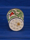 Коллекционный фарфоровый наперсток Perfumed Thimble, выпущенный в 1988 году Thimble Craft специально для Thimble Collector Guild и Scotland Direct. Декорирован золотом 22К.