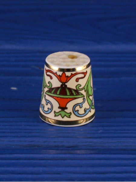 Коллекционный фарфоровый наперсток Perfumed Thimble, выпущенный в 1988 году Thimble Craft специально для Thimble Collector Guild и Scotland Direct. Декорирован золотом 22К.