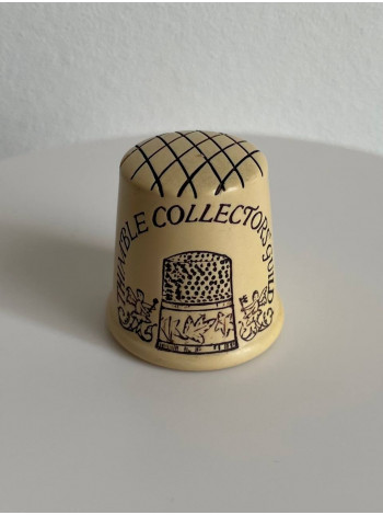 Коллекционный наперсток с гравировкой Thimble Collector Guild, изготовленный к празднованию выпуска первой цветной брошюры клуба коллекционеров в июле 1987 года