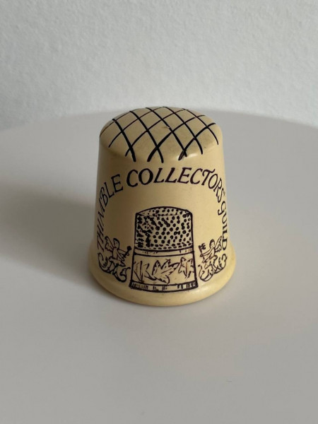 Коллекционный наперсток с гравировкой Thimble Collector Guild, изготовленный к празднованию выпуска первой цветной брошюры клуба коллекционеров в июле 1987 года
