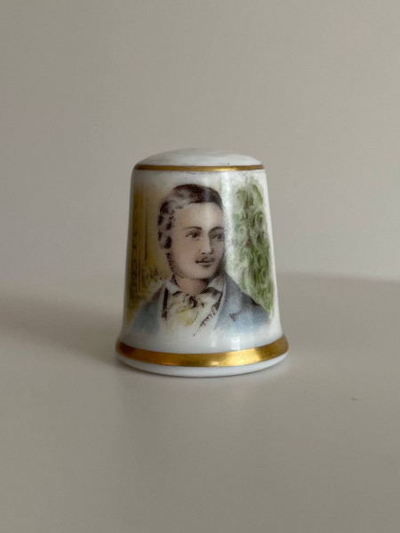 Винтажный коллекционный наперсток Prince Albert, изготовленный Kaiser Porzellan специально для Thimble Collectors Club. Германия, 1990-е годы