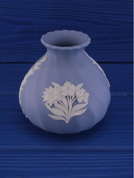 Винтажная миниатюрная ваза Wedgwood редкого дизайна с волнистыми краями