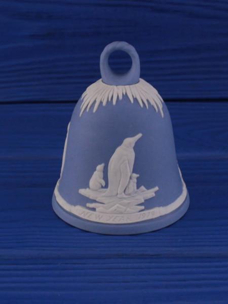 Винтажный новогодний колокольчик Happy New Year 1979 с изображением пингвинов от Wedgwood