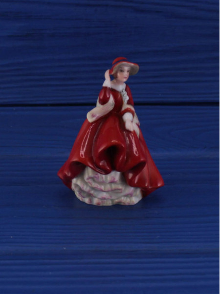 Винтажная фарфоровая статуэтка Top o the Hill из коллекционной серии Miniature Ladies от Royal Doulton. Выполнена и расписана вручную. Скульптор Leslie Harradine
