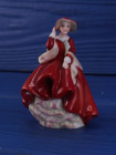 Винтажная фарфоровая статуэтка Top o the Hill из коллекционной серии Miniature Ladies от Royal Doulton. Выполнена и расписана вручную. Скульптор Leslie Harradine