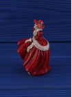 Винтажная фарфоровая статуэтка Top o the Hill из коллекционной серии Miniature Ladies от Royal Doulton. Выполнена и расписана вручную. Скульптор Leslie Harradine