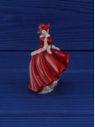 Винтажная фарфоровая статуэтка Top o the Hill из коллекционной серии Miniature Ladies от Royal Doulton. Выполнена и расписана вручную. Скульптор Leslie Harradine