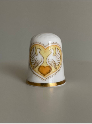 Винтажный коллекционный наперсток Be My Love от Caverswall с изображением двух голубок, сердца и цветов