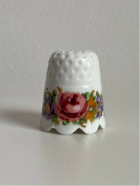 Коллекционный винтажный наперсток Flower Garland, изготовленный Altenkunstadt специально для Thimble Collectors Club. Германия, 1988 год