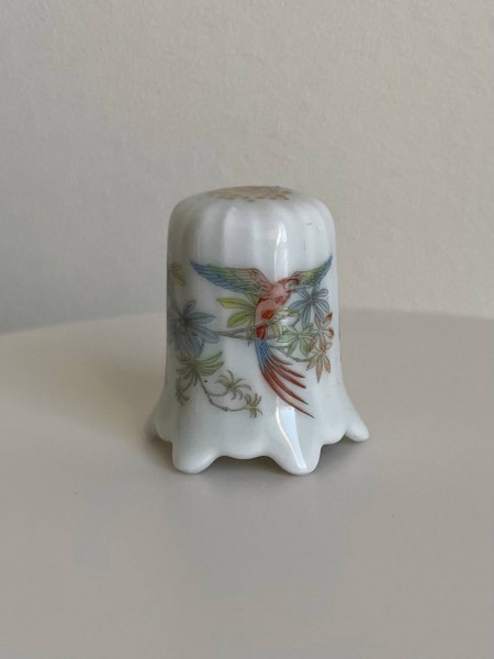 Винтажный коллекционный наперсток Birds of Paradise, изготовленный Carl Schumann Porcelain Factory специально для Thimble Collectors Club. Германия, 1990-е годы