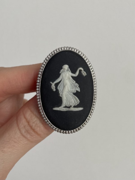 Винтажная брошь овальной формы редкого дизайна от Wedgwood чёрный Jasper