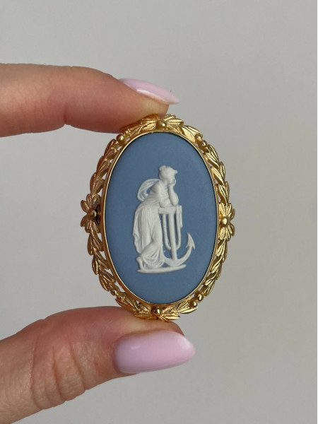 Крупная винтажная брошь овальной формы редкого дизайна от Wedgwood, нежно-голубой бисквит в позолоченной оправе