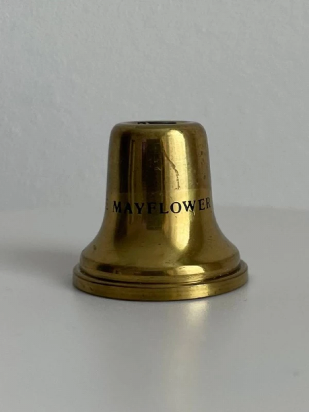 Коллекционный напёрсток из латуни The Mayflower Peepshow Bell, выпущенный Woodsetton в марте 1988 года (Mayflower - корабль)
