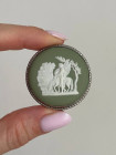 Винтажная брошь круглой формы редкого дизайна от Wedgwood