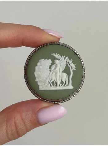 Винтажная брошь круглой формы редкого дизайна от Wedgwood