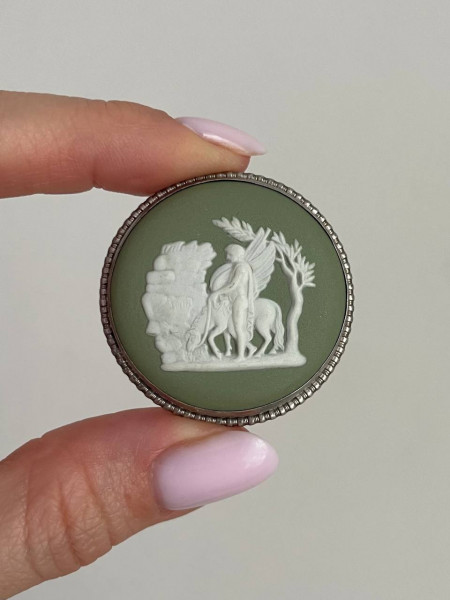 Винтажная брошь круглой формы редкого дизайна от Wedgwood