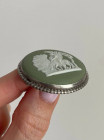 Винтажная брошь круглой формы редкого дизайна от Wedgwood