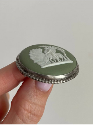 Винтажная брошь круглой формы редкого дизайна от Wedgwood
